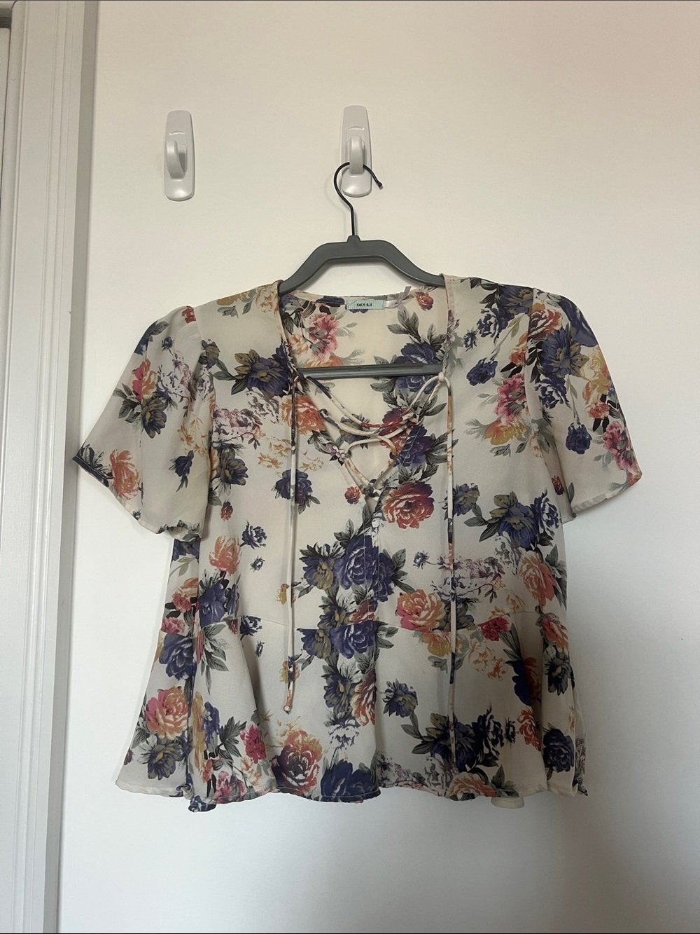 Kimchi Blue Cream Lace-Up Floral Short Sleeve Blouse small